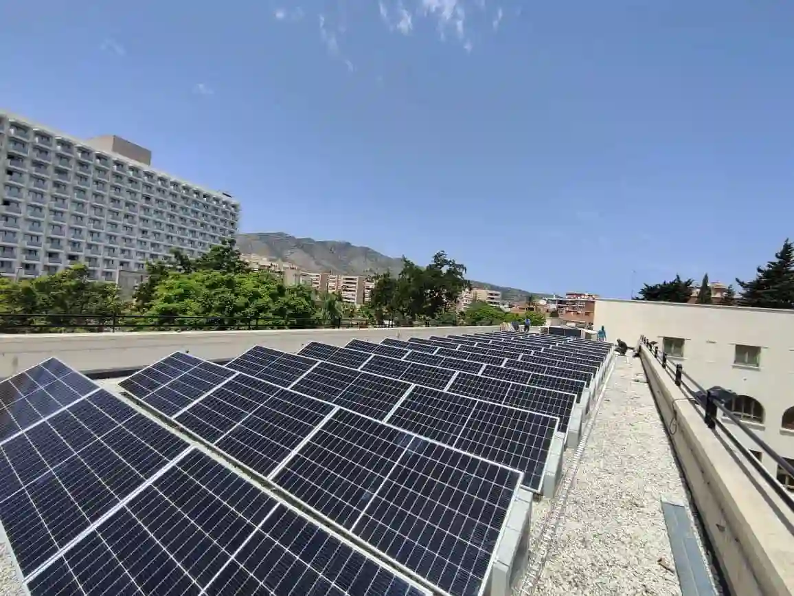 Centro Cultural Pablo Picasso Torremolinos. Paneles solares en Granada