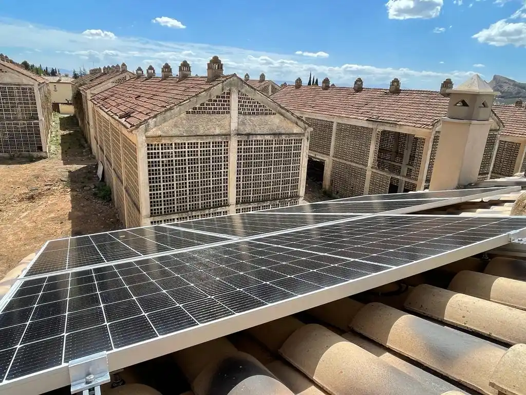 Instalación fotovoltaica. Servicios de instalación de placas solares en Granada