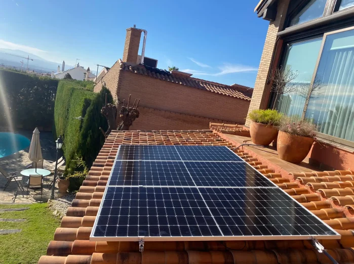 Instalación fotovoltaica. Limpieza de placas solares en Granada